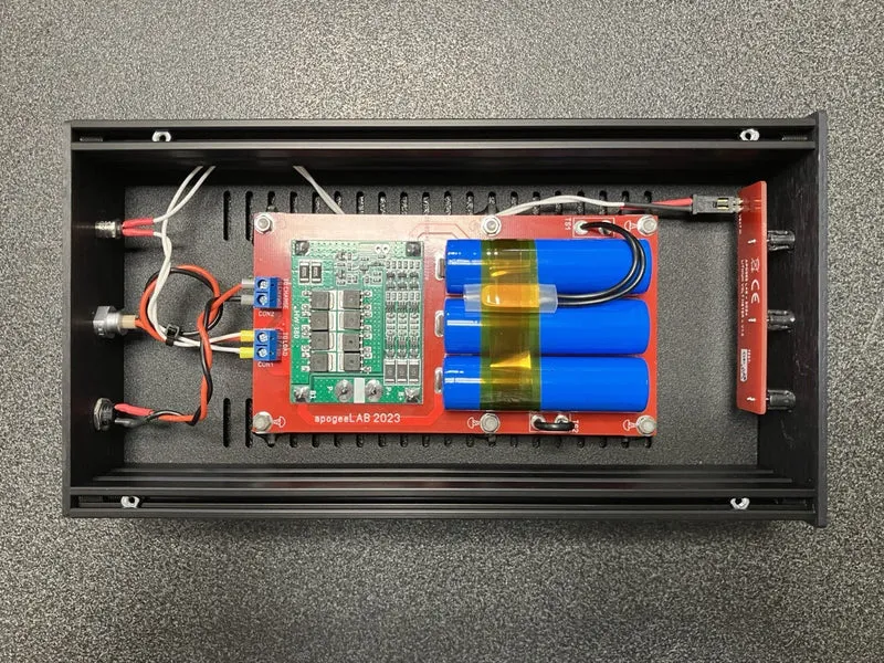 Alimentatore a batteria 12.6V con display - Apogee Lab
