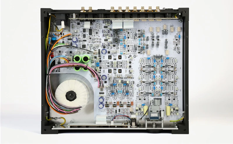 REGA Solis Power Amp Amplificatore di potenza stereo di Riferimento 168 W su 8 Ω / 305 W su 4 Ω