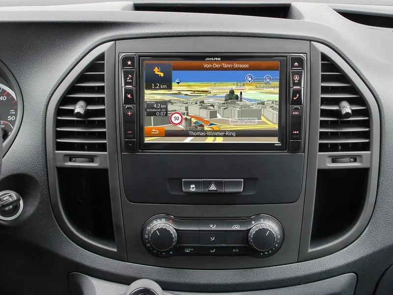 Alpine X800D-V447 Media Station 2 Din 8'' per Mercedes Vito con Navi, Bluetooth, DAB e HDMI