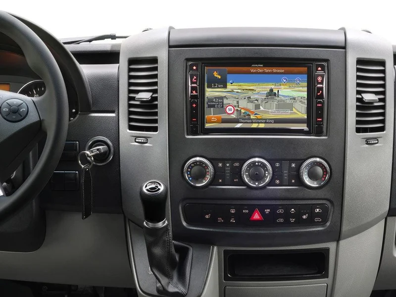 Alpine X800D-S906 Media Station 2 Din 8'' per Mercedes Sprinter con Navi, Bluetooth, DAB e HDMI